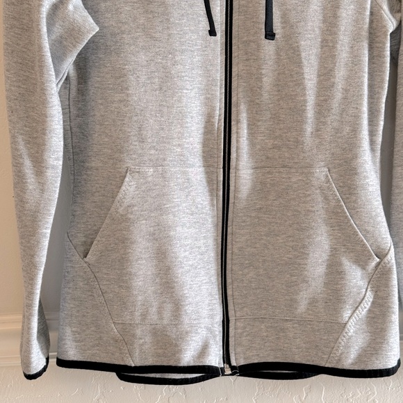 ASICS Athletic full zip up long sleeve top with pockets.
EUC Size Medium - Picture 8 of 14